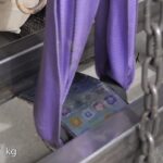 iPhone Airは93kgまで耐えられる？ 海外YouTuberが検証